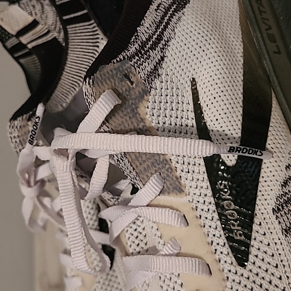 Brooks Levitate 4 Running Training Athletic Sneakers Wmn 9.5 Black White DNA AMP - Picture 8 of 16